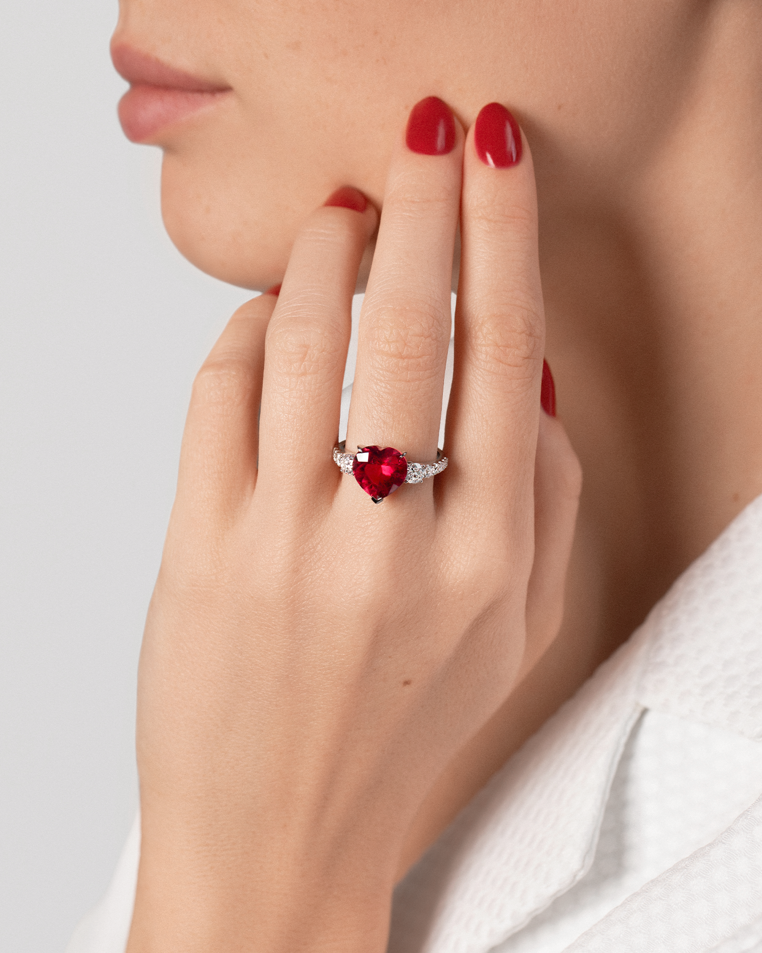 Кольцо с рубеллитом и бриллиантами, белое золото