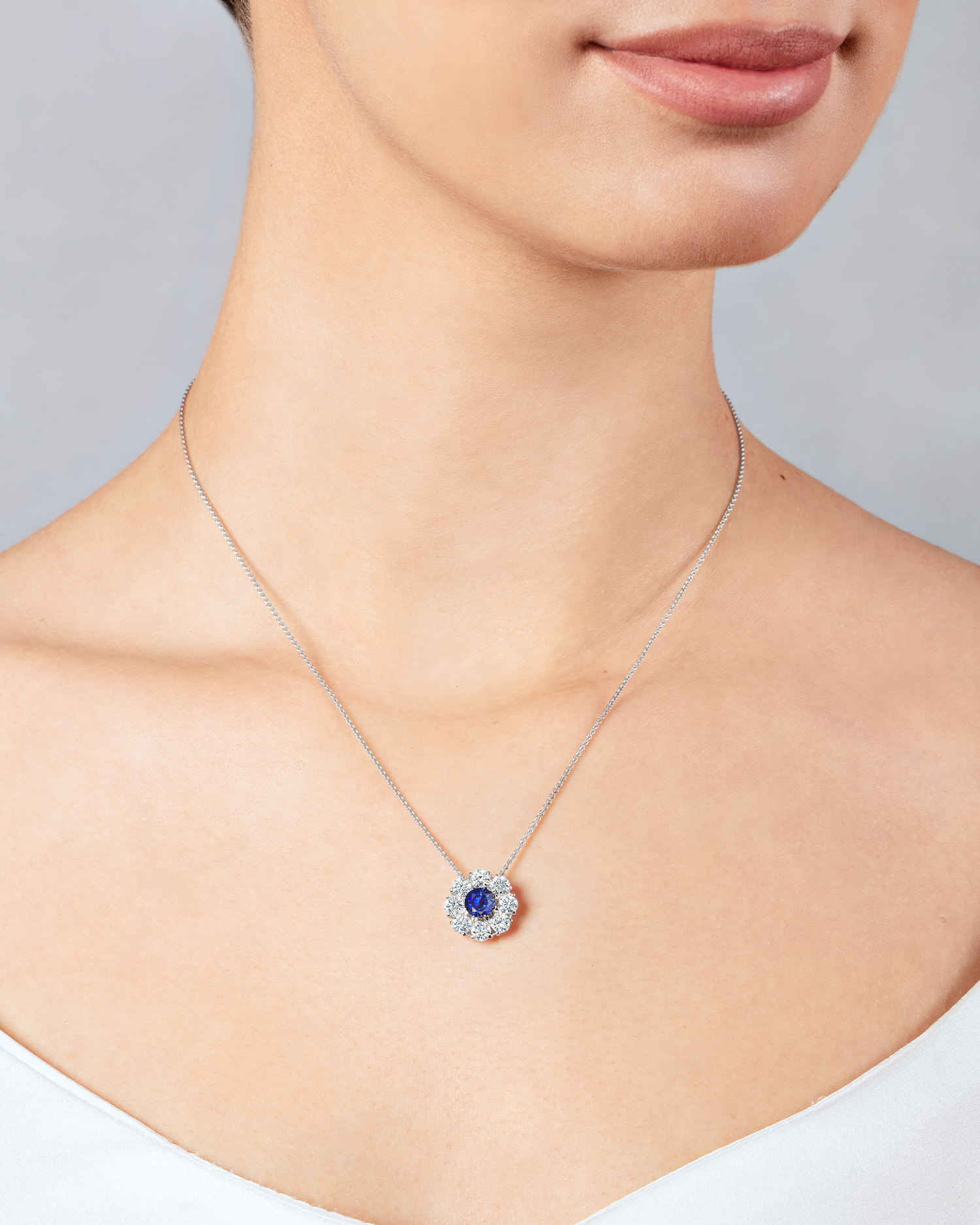 Колье с сапфиром и бриллиантами, белое золото