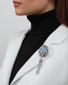 Брошь с опалом, изумрудами, рубинами, сапфирами и бриллиантами, белое золото, н.керамика