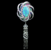 Брошь с опалом, изумрудами, рубинами, сапфирами и бриллиантами, белое золото, н.керамика