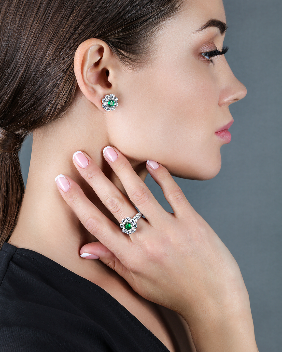 Пусеты с изумрудами и бриллиантами, белое золото