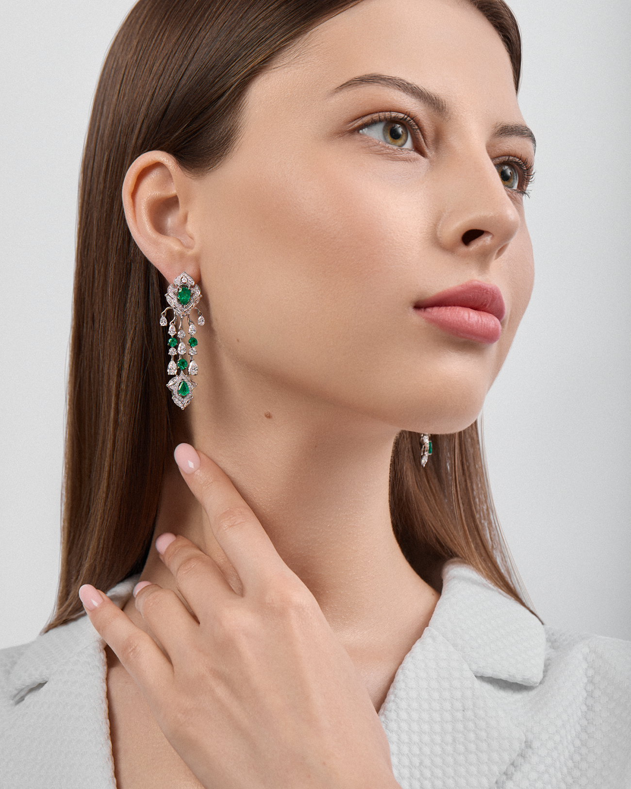 Серьги с изумрудами и бриллиантами, белое золото