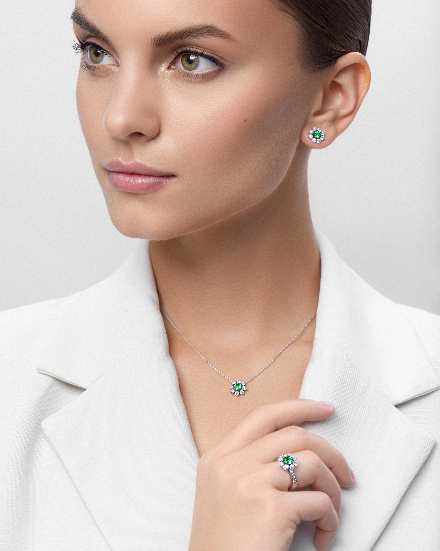 Пусеты с бриллиантами и с изумрудами, белое золото