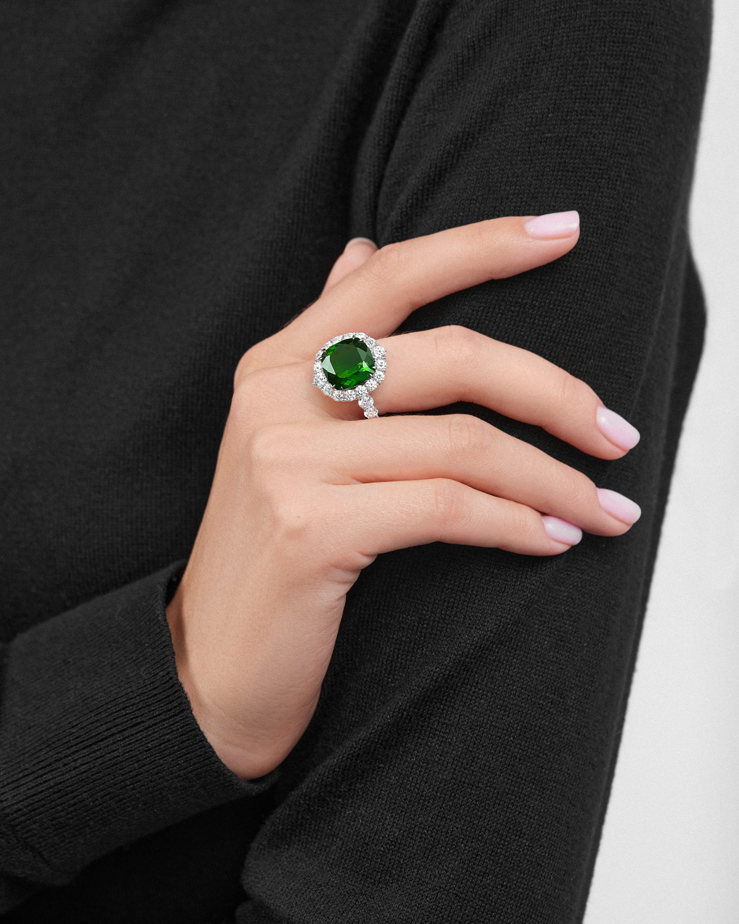 Кольцо с верделитом и бриллиантами, белое золото