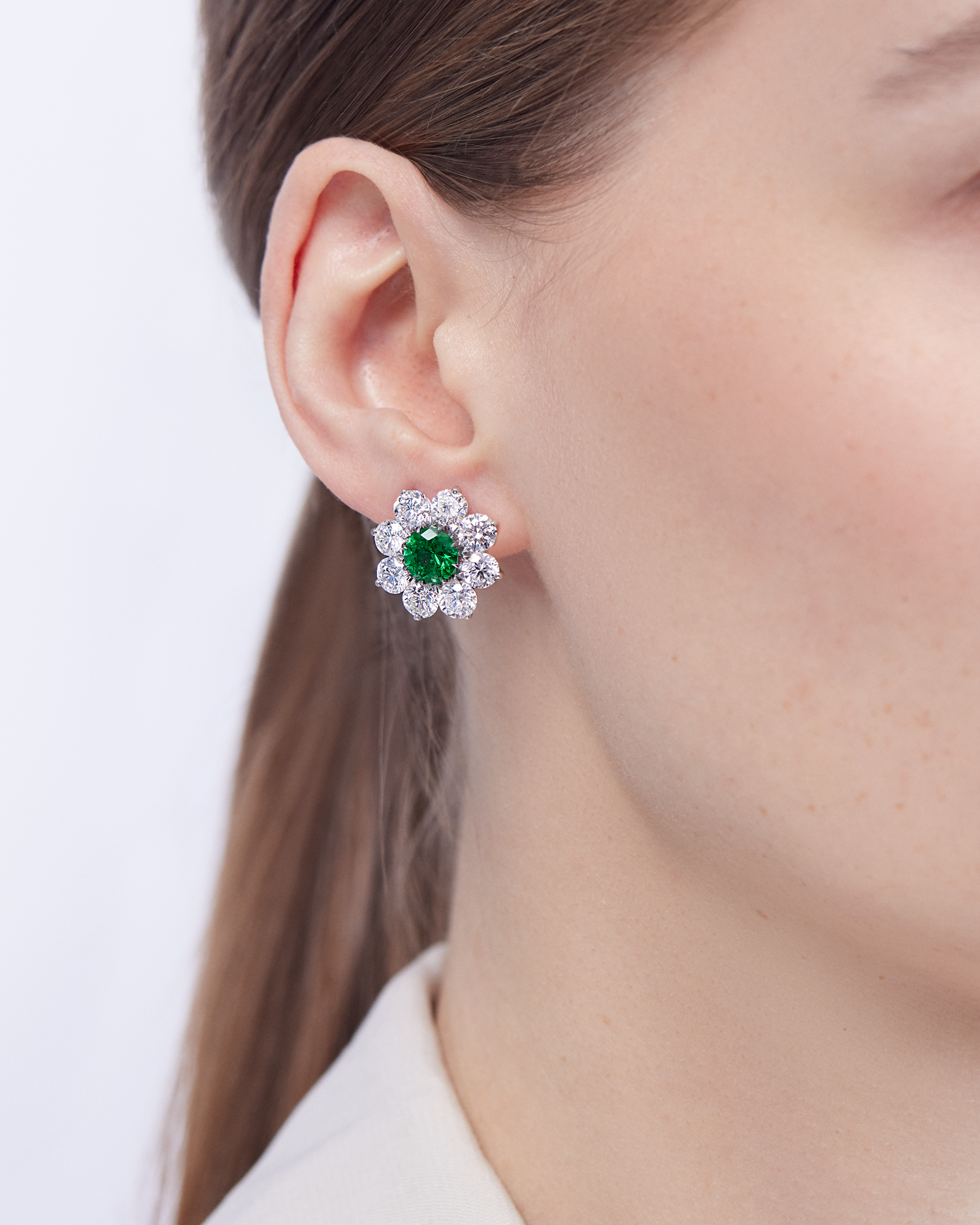 Серьги с изумрудами и бриллиантами, белое золото