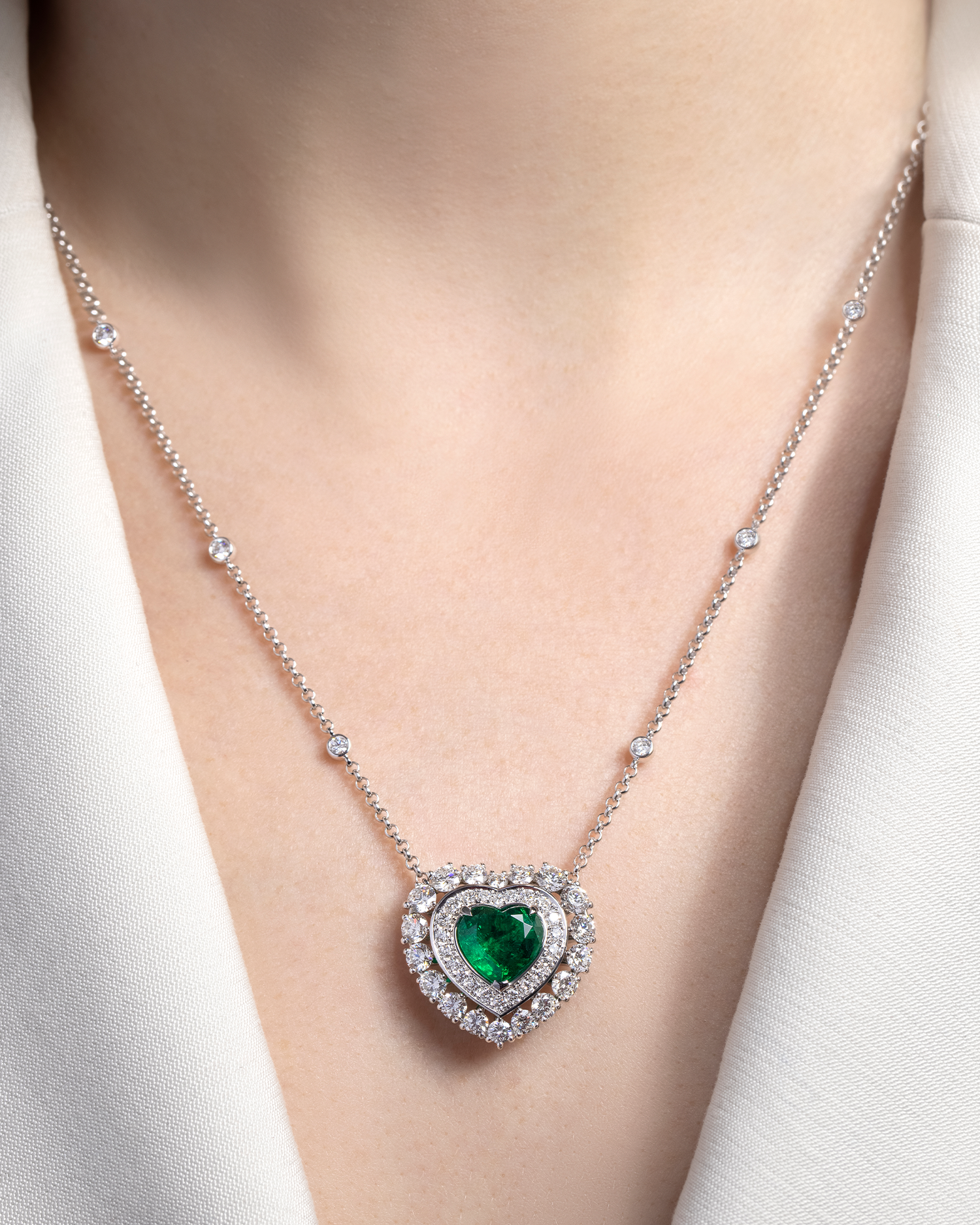 Колье с изумрудом и бриллиантами, белое золото