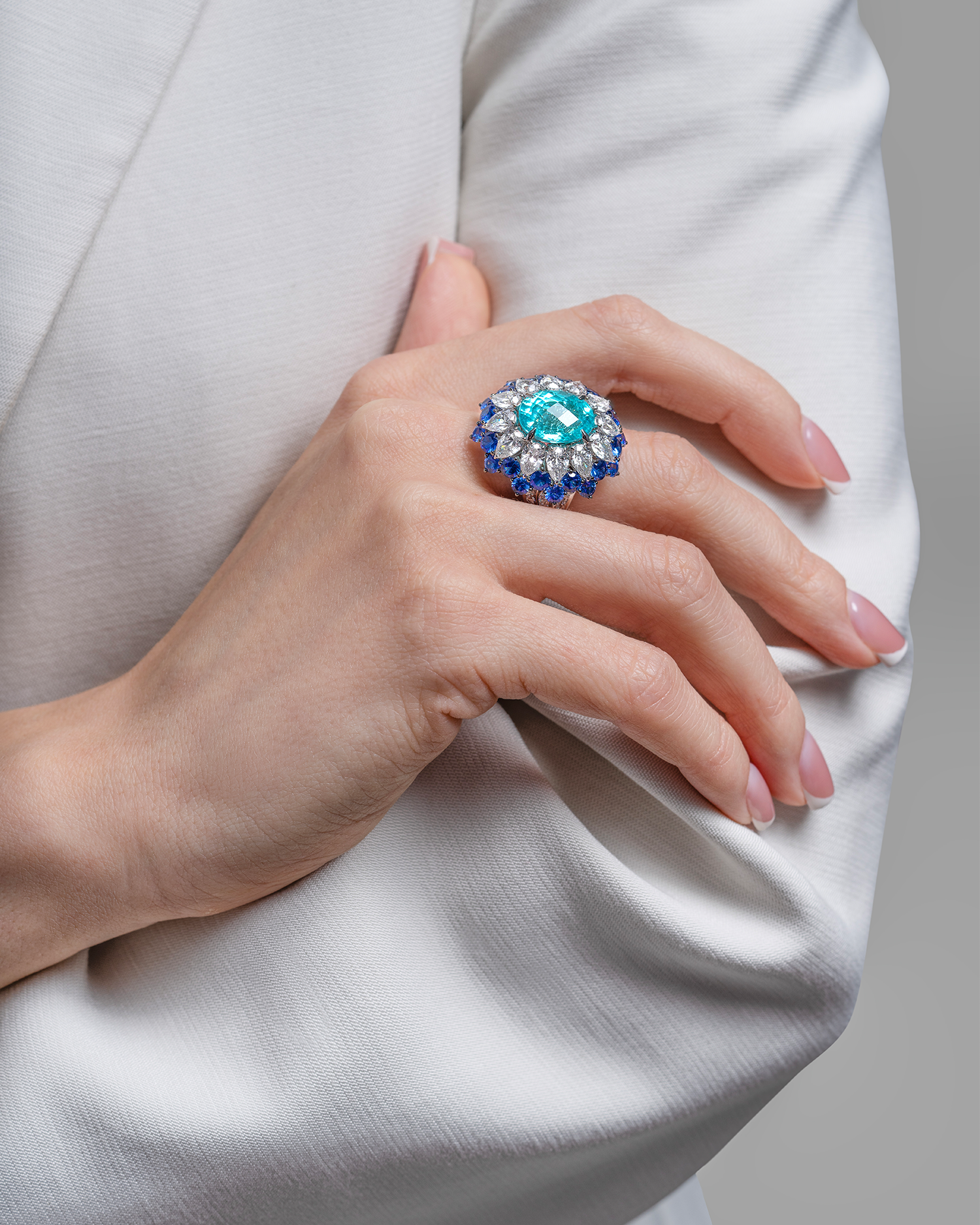 Кольцо с турмалином параибой, сапфирами и бриллиантами, белое золото