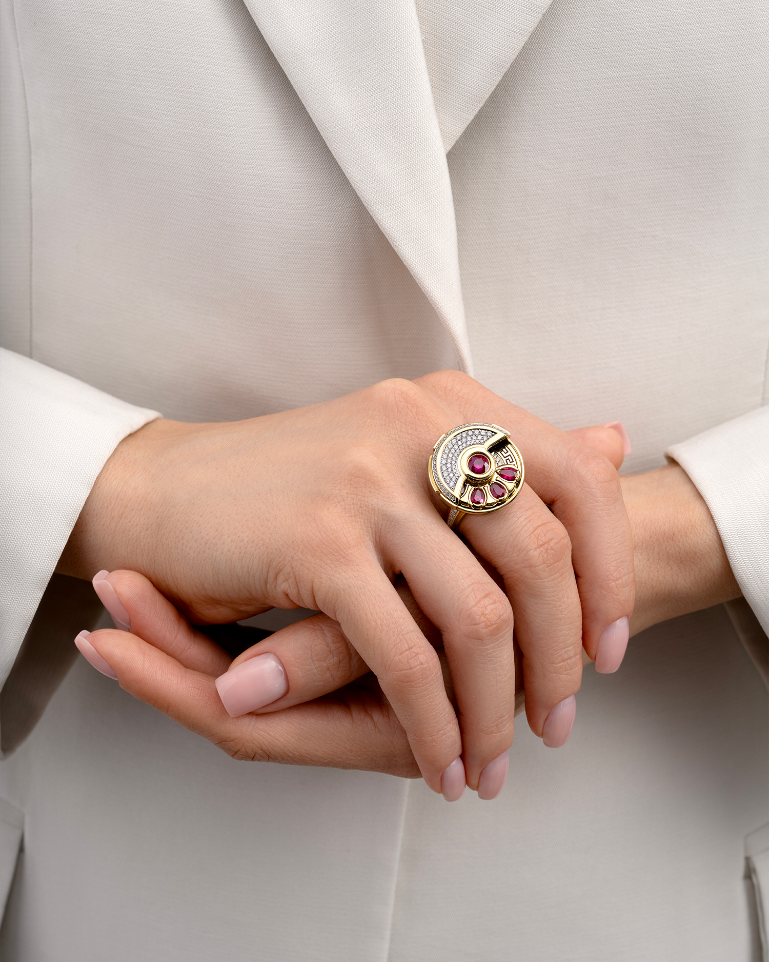 Кольцо с рубинами и бриллиантами, желтое золото