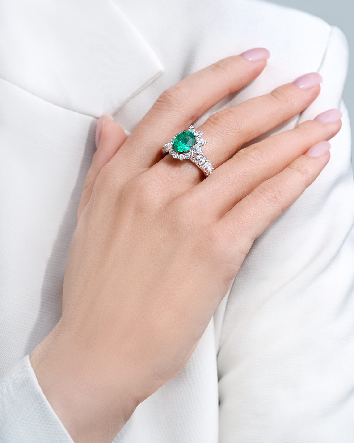 Кольцо с изумрудом и бриллиантами, белое золото