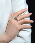 Кольцо с изумрудом и бриллиантами, белое золото