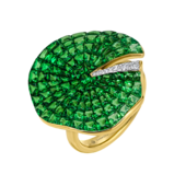 Кольцо с тсаворитами и бриллиантами, желтое золото