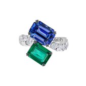 Кольцо с сапфиром, изумрудом и бриллиантами, белое золото